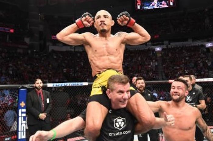 Petarung kelas bantam, Jose Aldo, merayakan kemenangan atas Pedro Munhoz di UFC 265, Minggu (8/8/2021) di Houston.