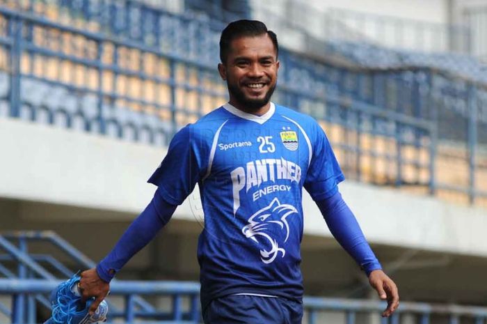 Zulham Zamrun saat mengikuti latihan perdana bersama Persib Bandung di Stadion Gelora Bandung Lautan Api (GBLA), Selasa (4/2/2020).