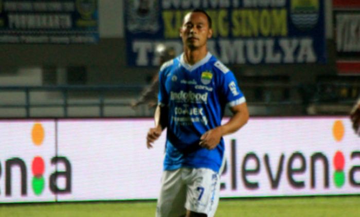   Winger Persib, Atep saat melawan PSIS Semarang pada pekan ke-14 Liga 1 2018 di Stadion Gelora Band