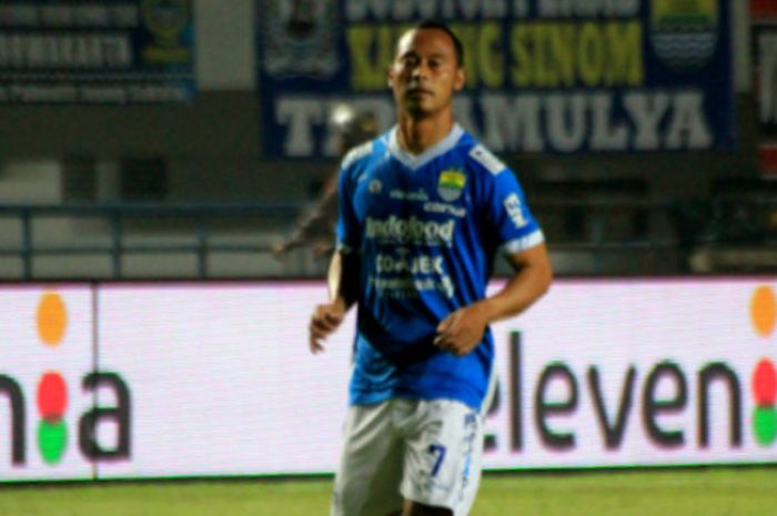   Winger Persib, Atep saat melawan PSIS Semarang pada pekan ke-14 Liga 1 2018 di Stadion Gelora Band