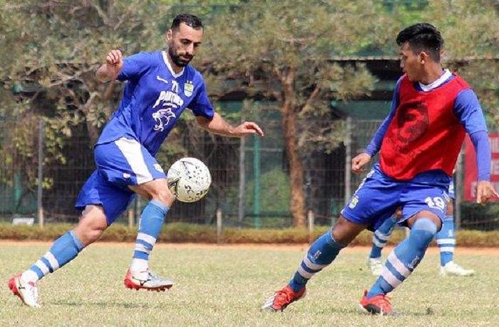 Pemain asing Persib Bandung Artur Gevorkyan (kiri) berhadapan dengan Indra Mustafa dalam gim internal di Lapangan Sepak Bola Saraga, ITB, Kota Bandung, Kamis (27/6/2019).  