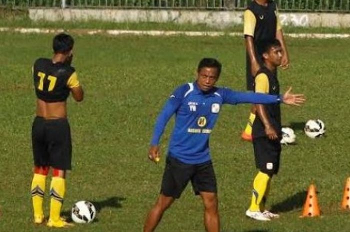 Asisten pelatih Barito Putera, Yunan Helmi (biru) memberikan instruksi pada latihan timnya di Stadio