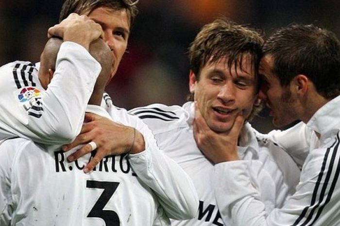 Selebrasi Antonio Cassano bareng rekan setim selepas mencetak gol pembuka Reak Madrid dalam pertandi