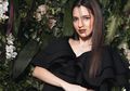 Kembali Buka Kolom Komentar, Nia Ramadhani Pamer Foto Seksi Pakai Celana Pendek Sambil Tenteng Tas Rotan yang Unik Banget