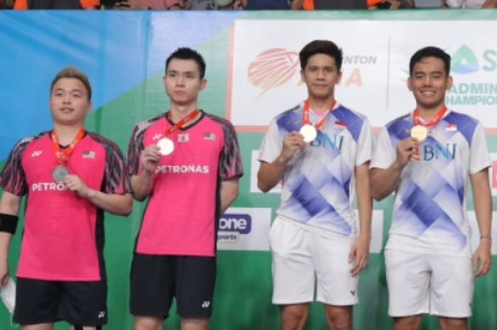Para pemenang medali nomor ganda putra pada Kejuaraan Asia 2022. Dari kiri: Aaron Chia/Soh Wooi Yik (Malaysia), Yeremia Erich Yoche Yacob Rambitan/Pramudya Kusumawardana (Indonesia)
