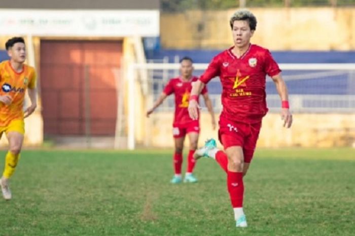 Viktor Le, pemain keturunan Rusia-Vietnam yang mengaku menolak AC Milan demi bermain di Liga Vietnam.