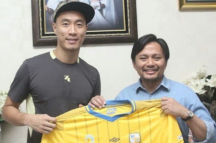 Yoo Jae-hoon saat menandatangani kontrak dengan Manajer Barito Putera, Hasnuryadi, pada Jumat (8/2/2019).