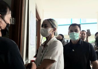 Berusaha Kuatkan Diri Usai Kepergian Raditya Oloan, Joanna Alexandra Tiba di Rumah Duka Bersama sang Buah Hati, Tanpa Sepatah Kata hingga Mengelus Jenazah Suami Terakhir Kalinya