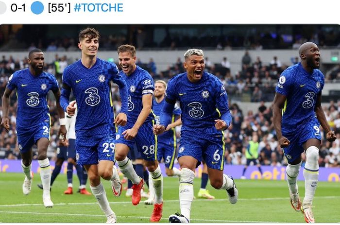 Pemain Chelsea merayakan gol Thiago Silva (no.6) ke gawang Tottenham Hotspur pada pertandingan Liga Inggris, Minggu (19/9/2021)