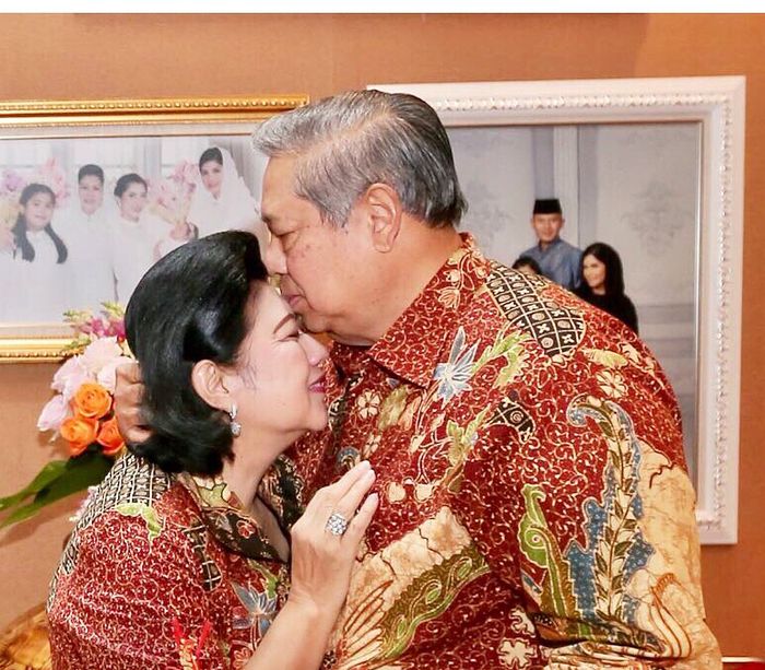 Jenazah Ani Yudhoyono Ditutup Kain, Tangis SBY Pecah Iringi Kepergian Sang Istri Tercinta