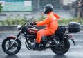 Perhatiin Sob, Begini Cara Rawat Helm yang Benar Sehabis Kena Hujan