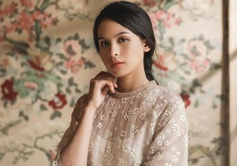 Gantikan BCL, Maudy Ayunda Tampil Mirip Boneka Saat Bawakan Soundtrack Film Habibie & Ainun 3