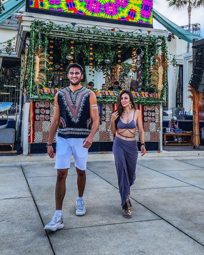 Wulan Guritno dan Sabda Ahessa saat party di Bali