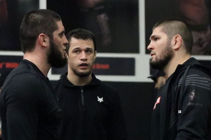 Islam Makhachev (kiri) disebut tidak sebagus seniornya, Khabib Nurmagomedov (kanan)