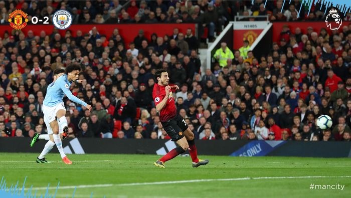 Winger Manchester City, Leroy Sane, melepaskan tembakan yang berbuah gol kedua timnya ke gawang Manchester United, Kamis (25/4/2019).