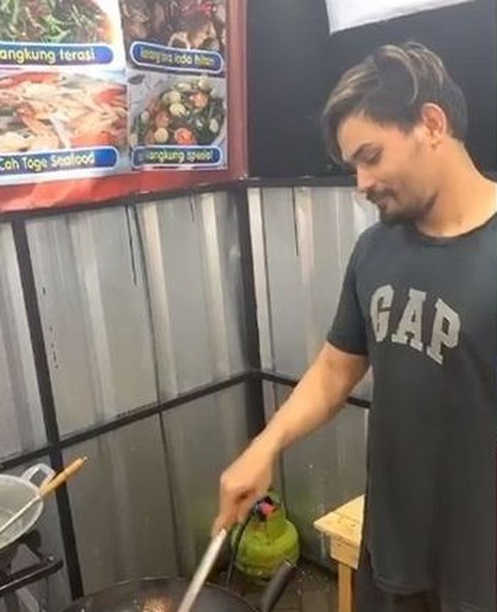  Alessia Cestaro dan suaminya rela banting tulang jualan nasi goreng