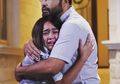 'Sabar dan Kuat Nak' Henny Manopo Meninggal Dunia, Surya Saputra Peluk Erat Amanda Manopo Beri Kekuatan Melepas Jenazah Sang Ibunda