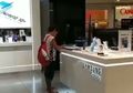 Nggak Punya Akses Internet di Rumah, Toko Ini Perbolehkan Bocah Pinjam Tablet Mereka untuk Kerjakan PR