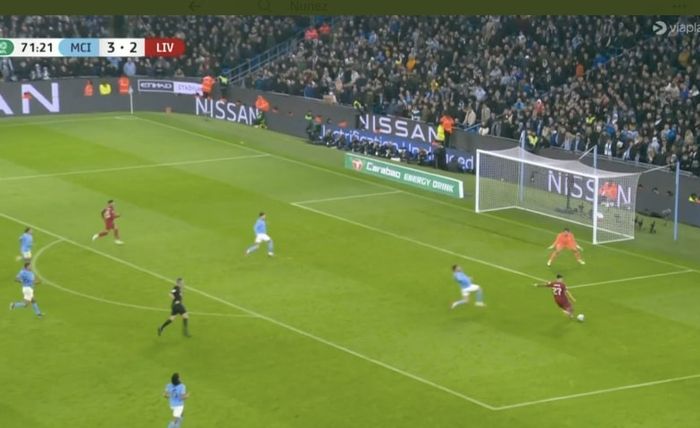 Darwin Nunez (kanan) gagal cetak gol dri jarak dekat dalam laga Manchester City vs Liverpool di Piala Liga Inggris (22/12/2022).