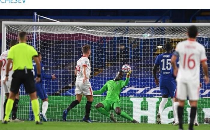 Kiper Chelsea, Edouard Mendy, melakukan penyelamatan dalam laga Grup E Liga Champions melawan Sevilla di Stadion Stamford Bridge, Selasa (20/10/2020).