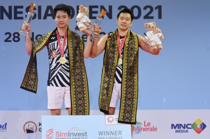 Pasangan ganda putra Indonesia, Marcus Fernaldi Gideon/Kevin Sanjaya Sukamuljo, berdiri di podium juara setelah memenangi final Indonesia Open 2021 yang digelar di Bali International Convention Centre, Bali, 28 November 2021.