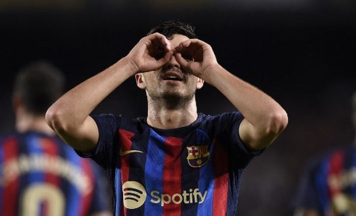 Gelandang Barcelona, Pedri, merayakan gol dalam duel Barca vs Celta Vigo dalam lanjutan Liga Spanyol di Camp Nou (9/10/2022).