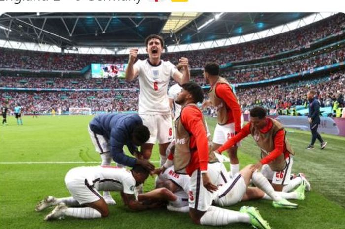 Harry Maguire (tengah, berdiri) saat ikut merayakan gol yang dicetak Harry Kane dalam kemenangan 2-0 timnas Inggris atas timnas Jerman pada babak 16 besar EURO 2020.