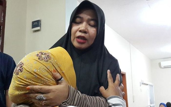 Ningsih Tinampi saat mengobati pasiennya di rumahnya di Pandaan, Kabupaten Pasuruan, Selasa (17/9/2019)