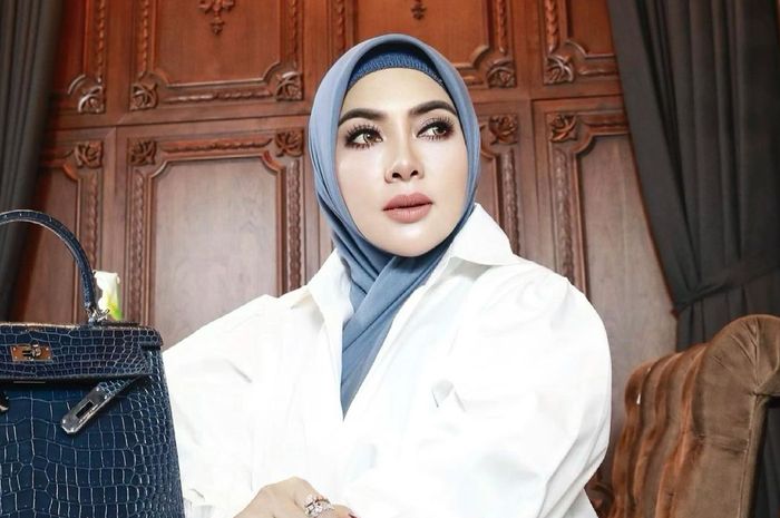 Digadang-gadang Jadi Artis Terkaya di Indonesia dengan Aset Rp Rp 280 Miliar, <a href='https://medan.tribunnews.com/tag/syahrini' title='Syahrini'>Syahrini</a> Tampil Cetar Tenteng Dompet Seharga Mobil, Begini Bentuknya yang Terbuat dari Kulit Buaya Asli