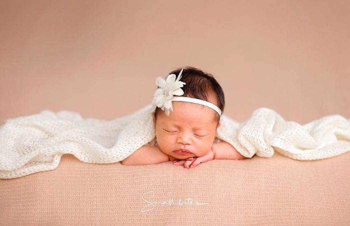 Photoshoot baby Arsila saat telungkup