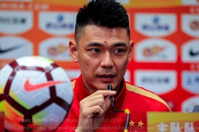 Kiper Guangzhou Evergrande, Zeng Cheng, saat menjalani jumpa pers.