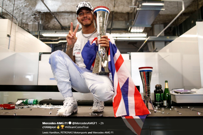 Ekspresi pembalap Mercedes, Lewis Hamilton, usai memenangi F1 GP Amerika Serikat pada Minggu (3/11/2019).