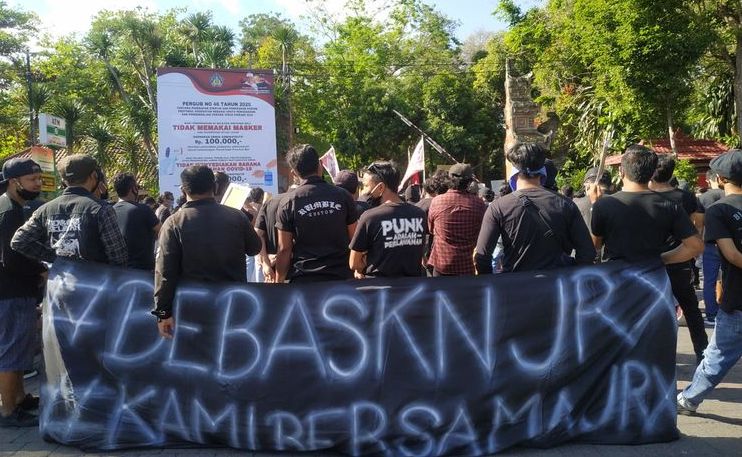 Pekikan Suara Bebaskan Jerinx Menggema Di Depan Kantor Gubernur Bali Massa Lakukan Long March Tuntut Pembebasan Drummer Sid Dan Pencabutan Pasal Karet Grid Id