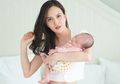 Cuci Baju Sambil Berjemur, Shandy Aulia Justru Tampil Seksi Pakai Baju Belahan Dada Terlihat dan Rok Super Pendek!