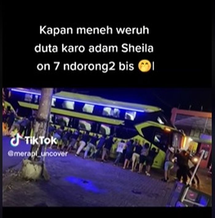 Adam dan Duta Sheila On 7 dorong bus yang terperosok.