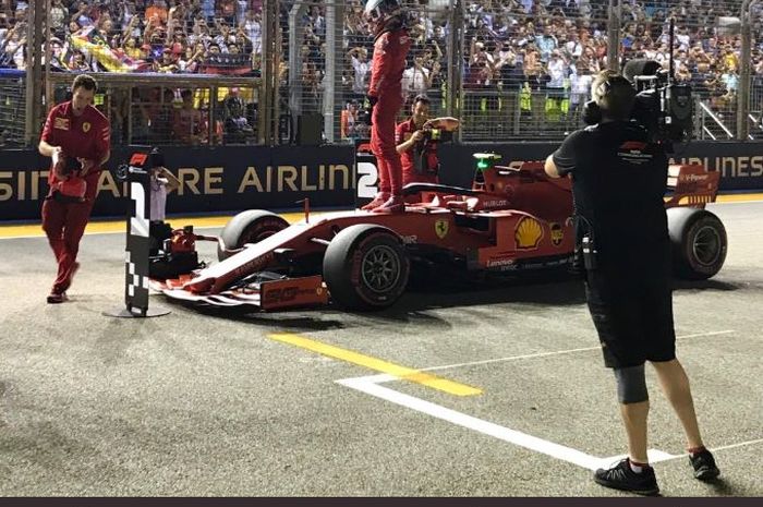 Ekspresi pembalap Ferrari, Charles Leclerc, ketika berhasil mengamankan pole position pada F1 GP Singapura 2019 Sabtu (21/9/2019). 