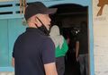 Pasang Wajah Emosi! Naik Pitam Bawa Polisi 'Geledah' Rumah Penghina Bilqis dan Ayu Ting Ting, Umi Kalsum dan Ayah Rozak Murka: Kalian Pikir Tidak Sakit Hati!