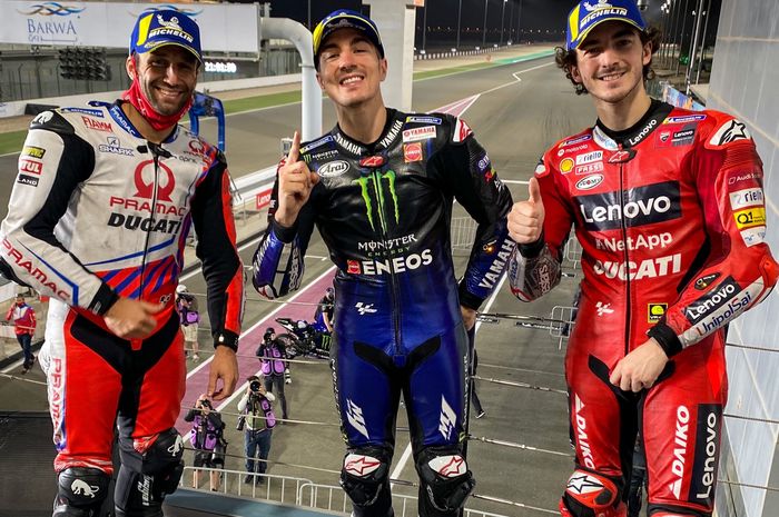 Para penghuni podium MotoGP Qatar 2021 (dari kanan ke kiri), Francesco Bagnaia, Maverick Vinales, dan Johann Zarco, berpose bersama seusai balapan di Sirkuit Internasional Losail, Doha, Qatar, Minggu (28/3/2021).