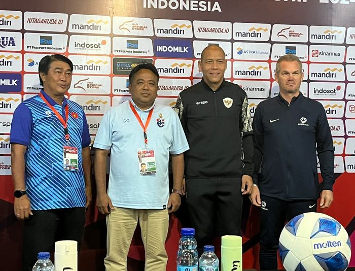 Pelatih Timnas U-16 Indonesia, Nova Arianto dalam sesi jumpa pers sebelum laga semifinal ASEAN Cup U-16 2024 di Hotel Solo Paragon, Surakarta, Minggu (30/6/2024)