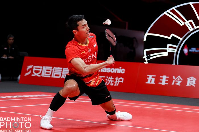 Tunggal putra Indonesia, Jonatan Christie, saat tampil pada laga terakhir fase grup BWF World Tour Finals 2023 di Hangzhou Olympic Sports Centre, Hangzhou, China, 15 Desember 2023.
