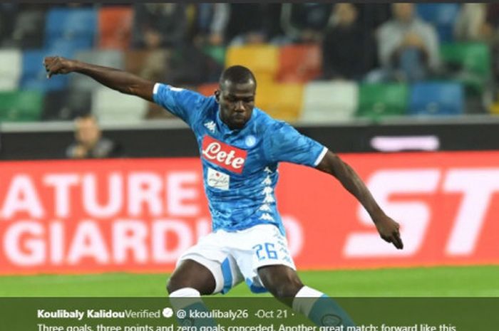 Bek Napoli, Kalidou Koulibaly, beraksi dalam laga Liga Italia pekan kesembilan melawan Udinese.