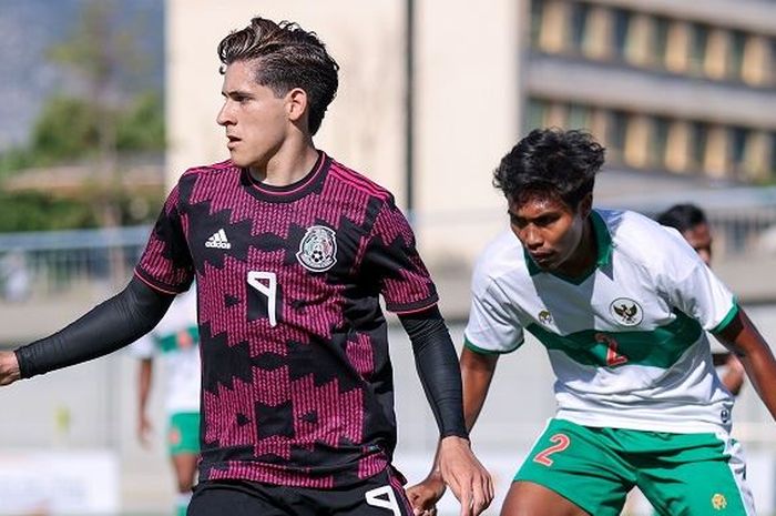 Duel antara Santiago Munoz (Mexico) dengan Ahmad Rusadi pada laga pamungkas fase Grup B Toulon Tournament di Stade de Lattre, Aubage, Minggu (6/6/2022).