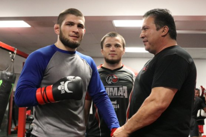 Mantan petarung UFC, Khabib Nurmagomedov (kiri) dan pelatihnya, Javier Mendez (kanan).