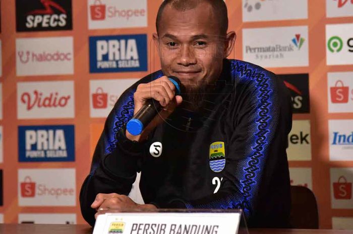 Kapten Persib Bandung, Supardi Nasir, memberikan komentar saat konferensi pers sebelum laga kontra PSIS Semarang pada pekan ke-27 Liga 1 2019.