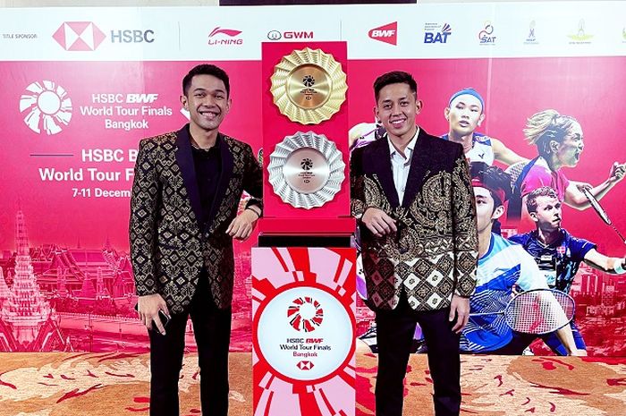 Pasangan ganda putra Indonesia, Fajar Alfian/Muhammad Rian Ardianto, berpose dalam gala dinner jelang BWF World Tour Finals 2022 di Bangkok, Thailand, Senin (5/12/2022).