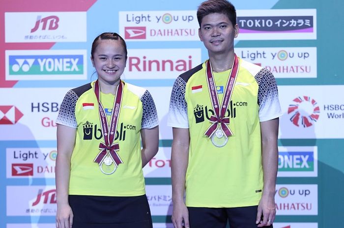 Praveen Jordan (kanan) dan Melati Daeva Oktavianti (kiri) berpose bersama setelah mendapat predikat runner up Japan Open 2019, Minggu (28/7/2019)