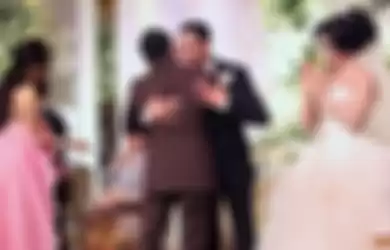 Anang Hermansyah memeluk Raul Lemos sementara Krisdayanti yang tengah hamil di pernikahannya terharu.