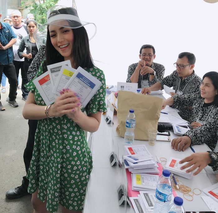 Penampilan cantik Jessica Iskandar pakai topi transparan saat nyoblos di TPS Pemilu 2019