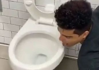 Konyol! Pria Ini Dinyatakan Positif Terinfeksi Virus Corona Usai Menjilat Toilet untuk Corona Challenge