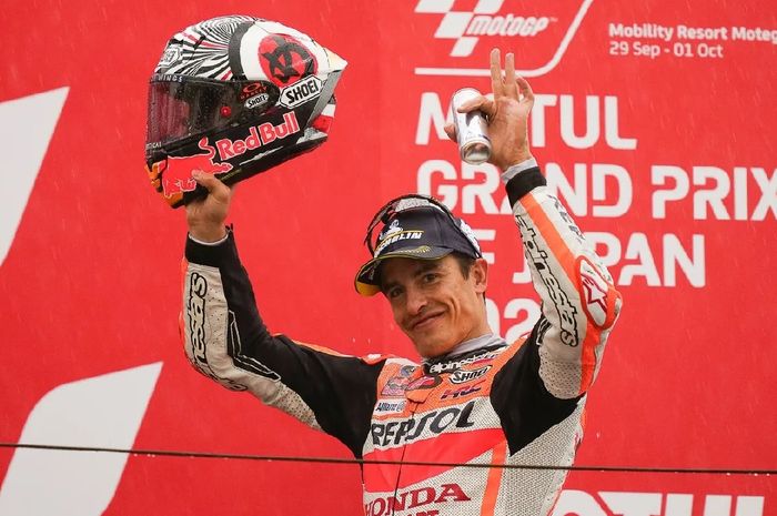Pembalap Repsol Honda, Marc Marquez, berpose di podium pada MotoGP Jepang 2023